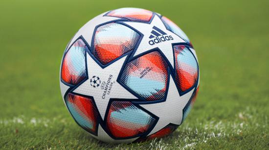 Balón de la fase de grupos de la UEFA Champions League de la temporada 2020/21.