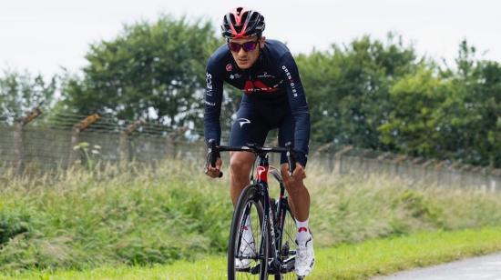 El ciclista Richard Carapaz estrenando su bicicleta Pinarello para el Tour de Francia.