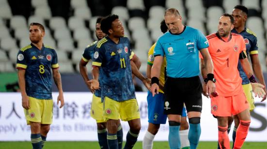 Los jugadores de la selección colombiana discuten con el árbitro Néstor Pitana en el partido ante Brasil en Río de Janeiro el 23 de junio de 2021. 