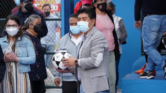 El alcalde de Quito, Jorge Yunda, en la inauguración de una cancha deportiva, en el sur de la ciudad, el 19 de junio de 2021.