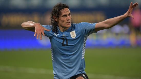 El delantero uruguayo, Edinson Cavani, festeja su primer gol en la Copa América de Brasil, el 24 de junio de 2021.