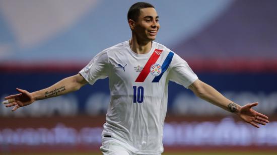 Miguel Almirón, de Paraguay, festeja su gol ante Chile por Copa América, el jueves 24 de junio de 2021.