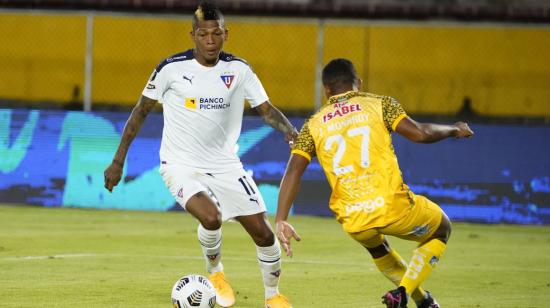 Billy Arce, de Liga, maneja una pelota en la semifinal de la Supercopa Ecuador ante Delfín, el 22 de junio de 2021.