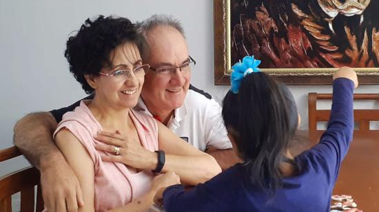 Leonor Campaña e Iván Vaca juegan con Diana en su casa, el 22 de junio de 2021.