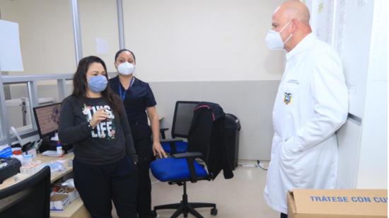 El vicepresidente Borrero recorrió varios departamentos del Hospital de Los Ceibos, en Guayaquil, la noche del 24 de junio de 2021.