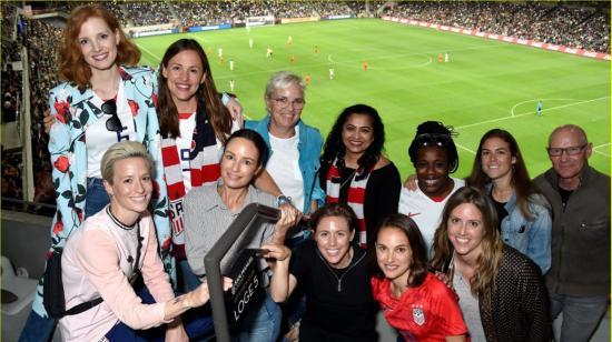 Natalie Portman (con camiseta roja) junto a accionistas del Angel City FC el 7 de abri de 2019. 