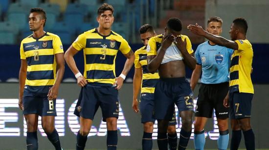 Los jugadores de Ecuador, después del partido ante Perú, en Goiana, Brasil, el 23 de junio de 2021. 