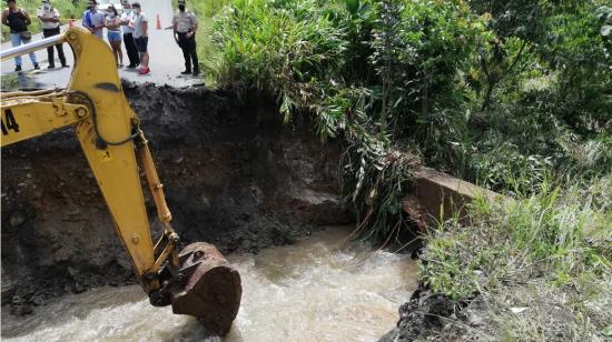 Maquinaria del Servicio Nacional de Riesgo colabora con la rehabilitación de la vía Puyo, en Pastaza, el 26 de junio de 2021.