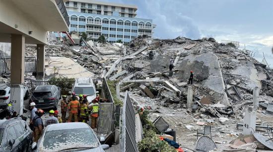 Rescatistas continúan con la búsqueda de desaparecidos tras el derrumbe de un edificio en Miami, el 25 de junio de 2021.