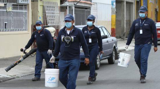 Una brigada del Municipio de Guayaquil recorre las calles de la ciudad mientras realiza fumigaciones contra el dengue, el 24 de junio de 2021.