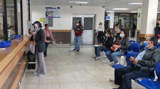 Pacientes del HCAM retiran sus medicinas de la farmacia del hospital, el 28 de junio de 2021.