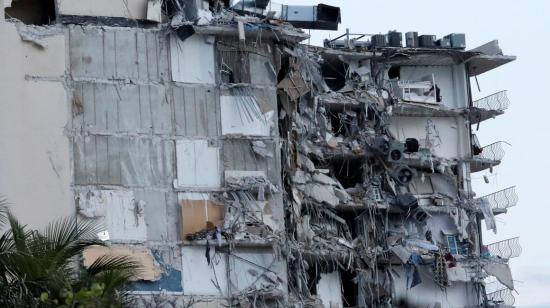 Foto del jueves del edificio parcialmente destruido en Miami Beach, 24 de junio de 2021.