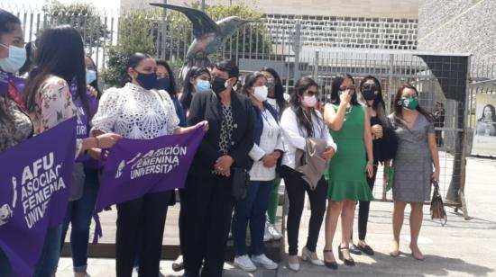 Colectivos feministas en las afueras de la Asamblea Nacional, el 28 de junio de 2021. 