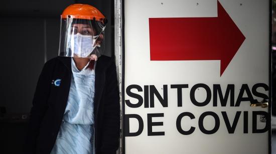 Una trabajadora sanitaria hace guardia en una zona de urgencias Covid de una clínica, en Buenos Aires (Argentina).