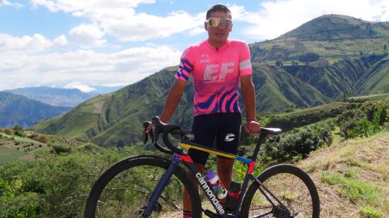 El ciclista ecuatoriano Jonathan Caicedo posa con el uniforme del EF Nippo, el 23 de junio de 2021, en Tulcán.