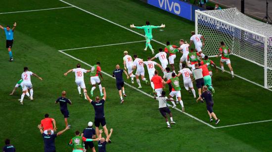 Los jugadores de Suiza celebran su pase a cuartos de final después de vencer a Francia en la tanda de penales en Bucarest, Rumania, el 28 de junio de 2021.