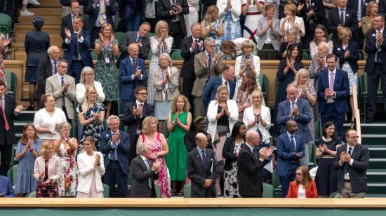 La profesora Sarah Gilbert, una de las creadoras de la vacuna contra el Covid-19, es ovacionada en la cancha central, en el primer día de Wimbledon, el lunes 28 de junio de 2021.