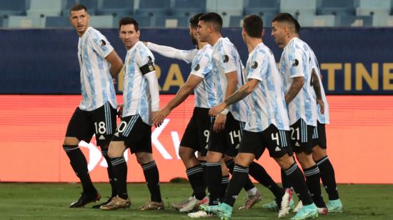 Los futbolistas argentinos festejan un gol ante Bolivia por Copa América, el 28 de junio de 2021, en Brasil.