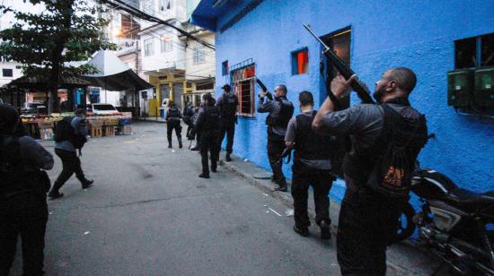 La Policía brasileña, en un operativo en la favela de Jacarezinho, en Río de Janeiro, controlada por el Comando Vermelho que maneja el tráfico de droga en esos vecindarios. 