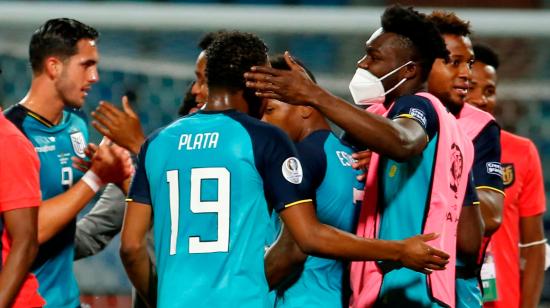 Los jugadores de Ecuador celebran el empate 1-1 frente a  Brasil y su pase a los octavos de final de la Copa América, el domingo 27 de junio de 2021.