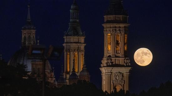 La luna vista sobre Zaragoza el 24 de junio de 2021, debido a la posición del satélite respecto a la Tierra su apreciación es diferente: más grande y más brillante. 