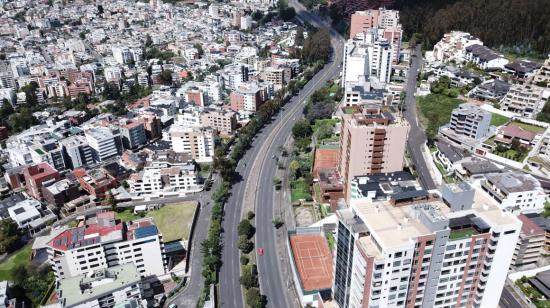 Vista aérea de la avenida Mariscal Sucre, en el occidente de Quito, el 1 de mayo de 2021. 