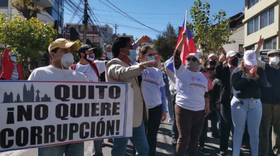 Un grupo de ciudadanos que respalda la remoción del alcalde Jorge Yunda. 1 de julio de 2021