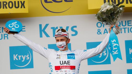 Tadej Pogacar, con el premio al mejor ciclista joven, después de la sexta etapa del Tour de Francia, el 1 de julio de 2021. 