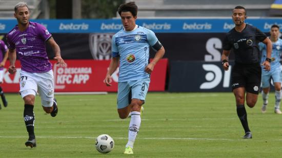 Fernando Gaibor maneja una pelota jugando para Guayaquil City, ante Independiente del Valle por la LigaPro, el 22 de mayo de 2021.