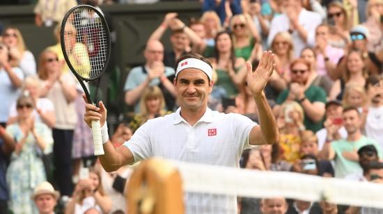 Roger Federer festeja su victoria ante Richard Gasquet en Wimbledon, el jueves 1 de julio de 2021.