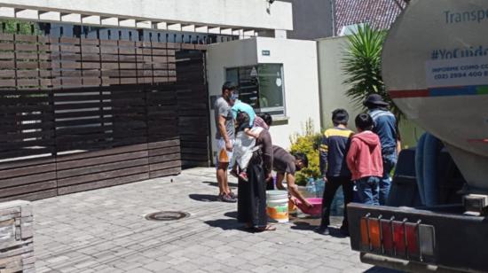 Imagen referencial. Un tanquero entrega agua en Quito, el 9 de mayo de 2021. 