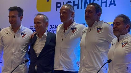 Pablo Marini, junto a los dirigentes de Liga de Quito, durante su presentación en el club, el jueves 1 de julio de 2021.