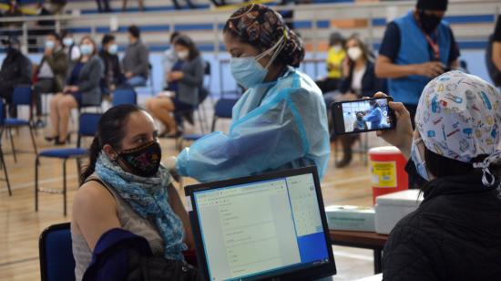 Una mujer recibe la vacuna contra el Covid-19, el 21 de junio de 2021, en Cuenca.