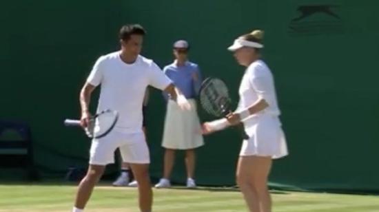 La dupla Gonzalo Escobar y Vera Zvonareva en la primera ronda de dobles mixtos de Wimbledon, el viernes 2 de julio de 2021.