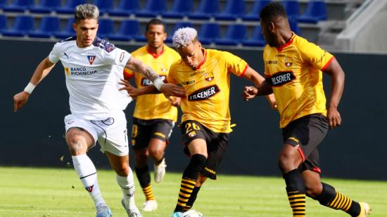 Byron Castillo disputa una pelota con Luis Amarilla en la final de la Supercopa Ecuador, el sábado 26 de junio de 2021.