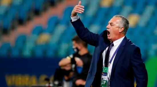 El técnico Gustavo Alfaro dirigiendo a la selección de Ecuador en el partido frente a Brasil, en la Copa América, el domingo 27 de junio de 2021.