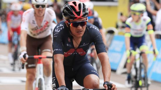 El ecuatoriano Richard Carapaz llega a la meta en la Etapa 7 del Tour de Francia, el viernes 2 de julio de 2021.