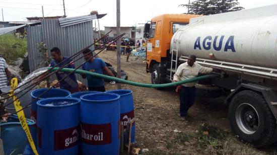 Un tanquero de agua potable de la Prefectura de Guayas, en Monte Sinaí, en 2018.