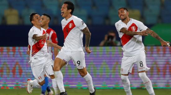 El peruano Gianluca Lapadula festeja con sus compañeros en el partido ante Paraguay, por Copa América, el viernes 2 de julio de 2021.