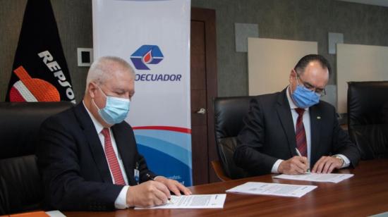 Ramiro Páez, apoderado general de Repsol Ecuador S.A.; y Pablo Luna, gerente general subrogante de Petroecuador, el 30 de junio de 2021. 