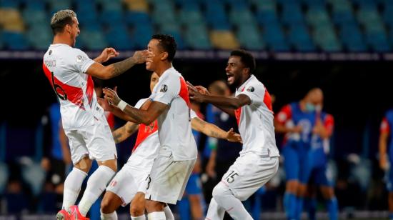 Los jugadores de la selección peruana celebran la clasificación a semifinales el 2 de julio de 2021.  