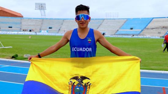 Jonathan Amores celebra con la bandera ecuatoriana. 