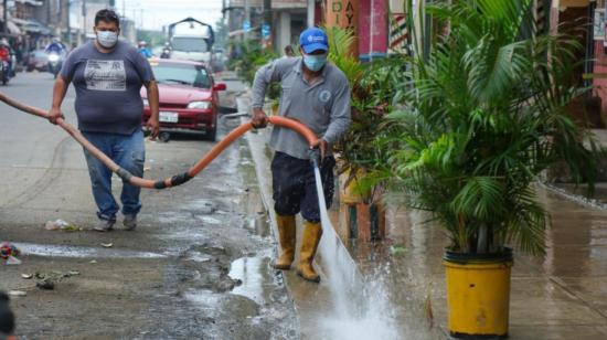 Personal municipal durante la limpieza de calles en Babahoyo, en mayo de 2021.