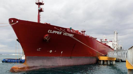 El buque petrolero Clipper Victory carga crudo ecuatoriano, en las costas de Esmeraldas, en 2021.