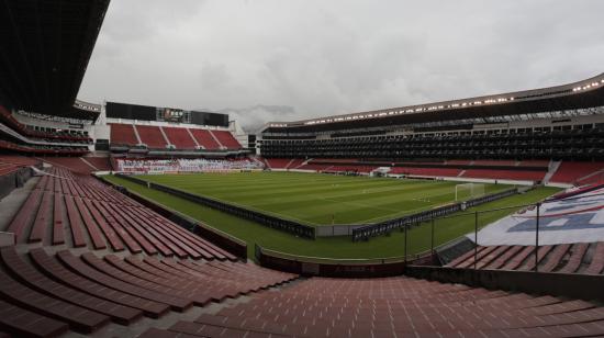 Vista panorámica del estadio Rodrigo Paz Delgado, en Quito, el 27 de abril de 2021.