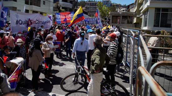 Personas protestan en las afueras del Tribunal Contencioso Electoral y exigen la ratificación de la remoción en contra del alcalde de Quito, Jorge Yunda, el 29 de junio de 2021.