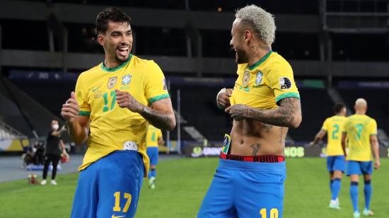 Los brasileños Lucas Paquetá (i) y Neymar (d) festejan el gol ante Perú por la Copa América, en Río de Janeiro, el lunes 5 de julio de 2021.