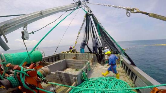 Trabajadores en una embarcación pesquera en la Costa de Ecuador, en mayo de 2021. 