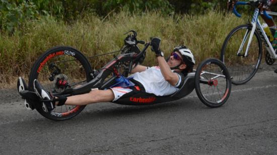 El paradeportista ecuatoriano, Patricio Holguín, en el reconocimiento de la ruta Atacames-Mompiche con su bicicleta de mano, en abril de 2021.