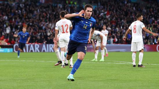 Federico Chiesa, de Italia, festeja su gol ante España por la Eurocopa, en Londres, el 6 de julio de 2021.